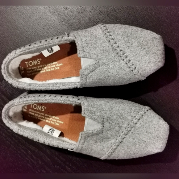 Toms Shoes - Toms slip on fur lined shoes